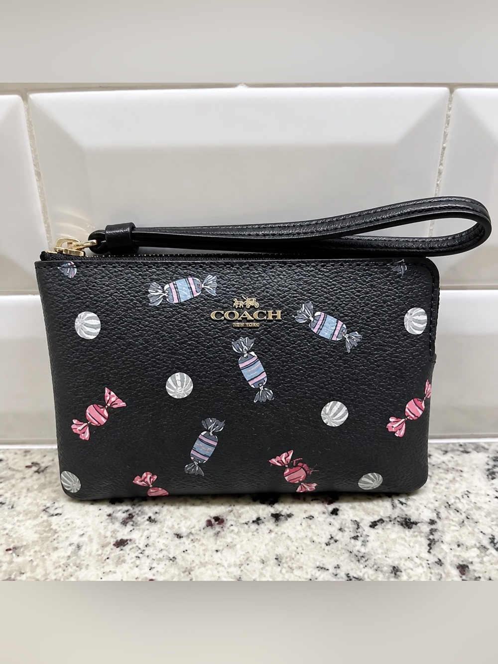 🍬COACH BLACK CANDY PRINT ZIP WRISTLE - Picture 9 of 15